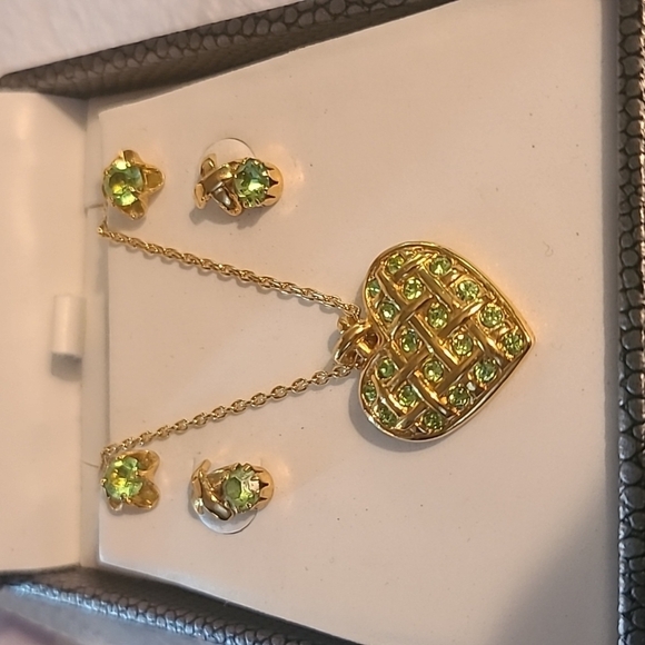 Beautiful vintage earring and necklace set Avon heart with faux green stones - Picture 1 of 3